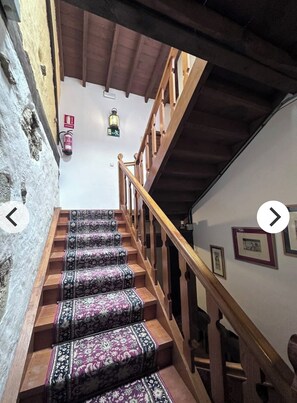 Escalera de madera de la casa