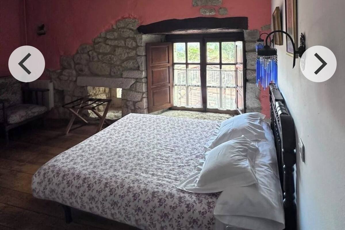 Habitación doble con muro de piedra