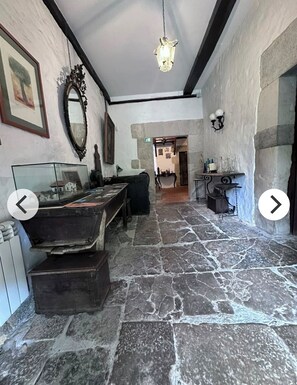 Interior de piedra de La Casona